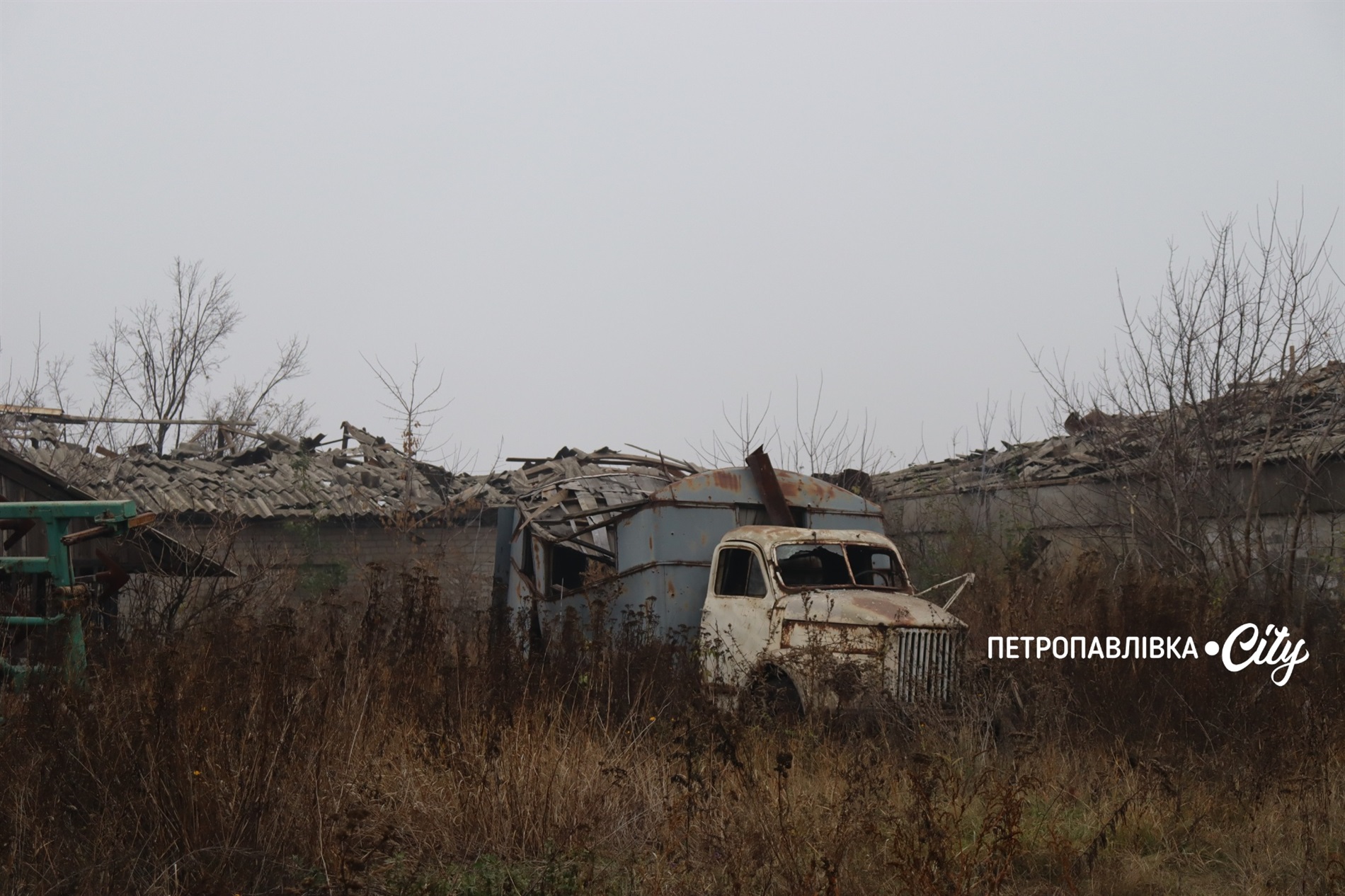Ворог ударив по аграріях Маломиколаївки: зруйновані техніка та склади, втрачені врожаї (ВІДЕО)