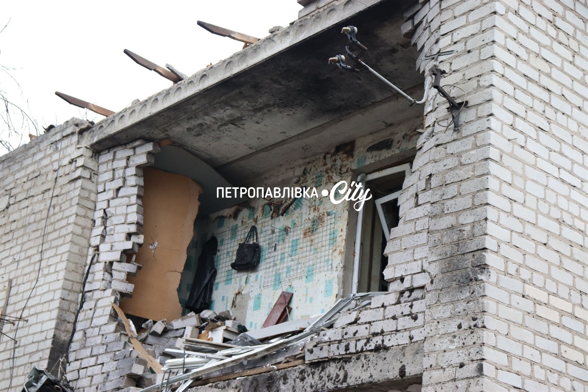 Нічна атака на Петропавлівку: ворожий безпілотник вдарив по житлових будинках (ВІДЕО)