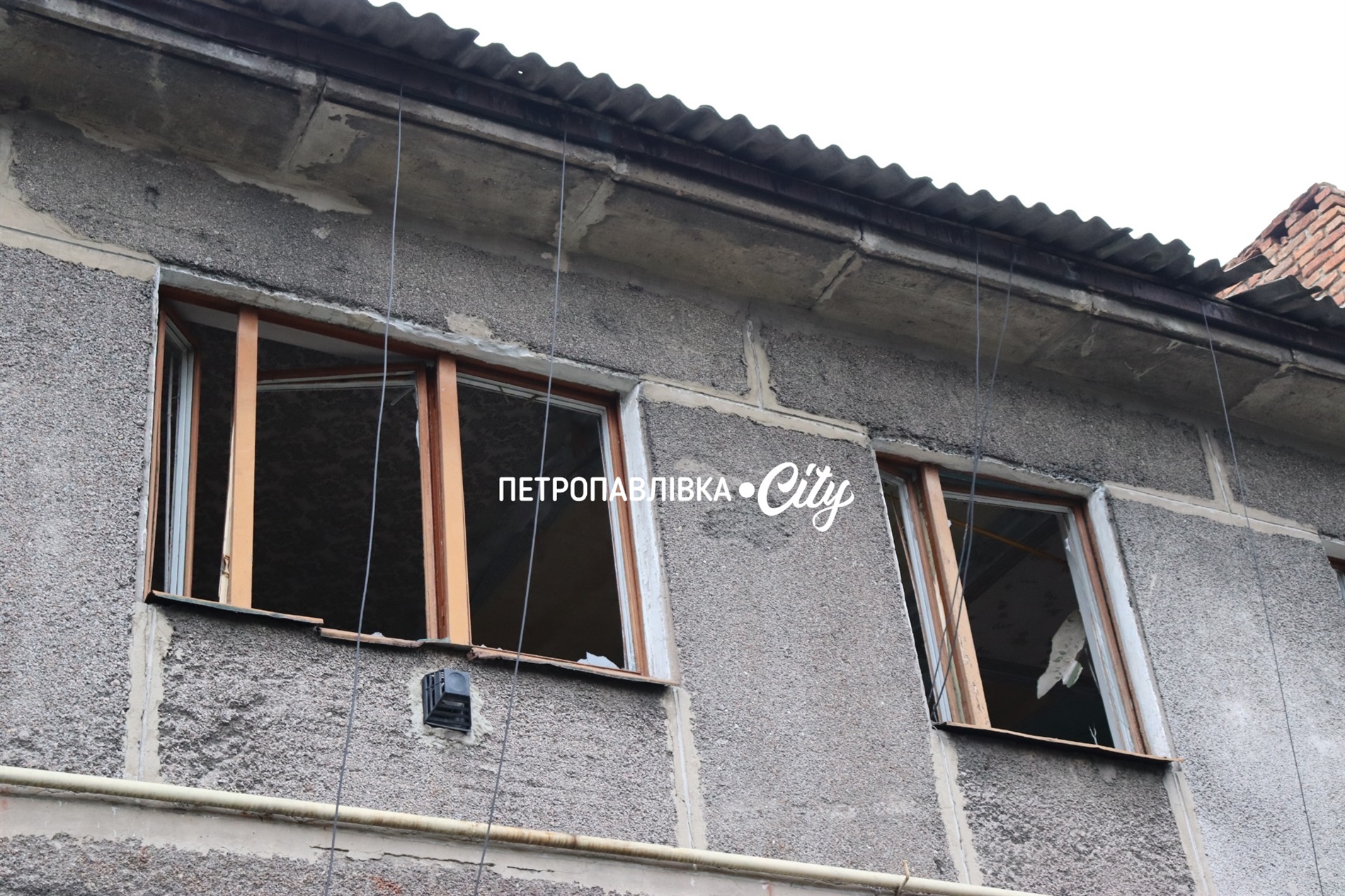 Нічна атака на Петропавлівку: ворожий безпілотник вдарив по житлових будинках (ВІДЕО)
