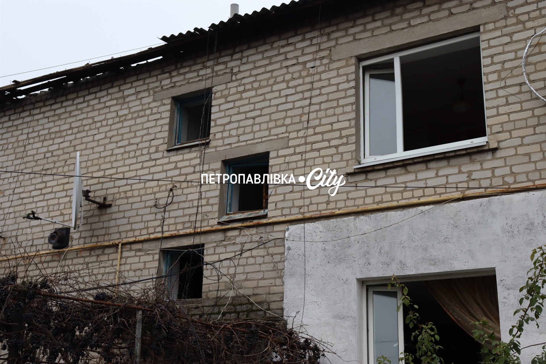 Нічна атака на Петропавлівку: ворожий безпілотник вдарив по житлових будинках (ВІДЕО)