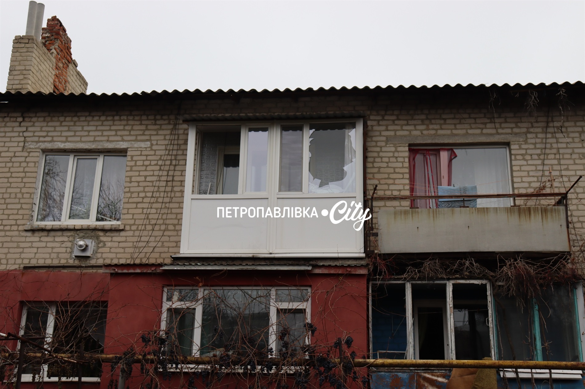 Нічна атака на Петропавлівку: ворожий безпілотник вдарив по житлових будинках (ВІДЕО)