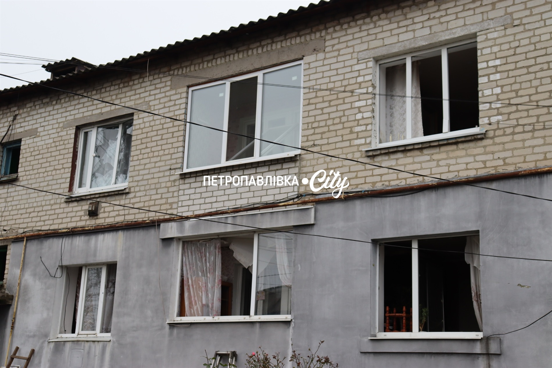 Нічна атака на Петропавлівку: ворожий безпілотник вдарив по житлових будинках (ВІДЕО)