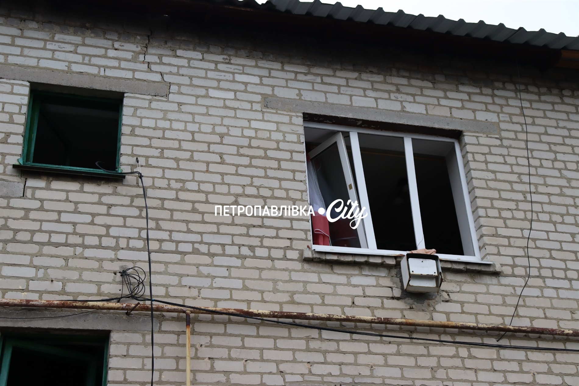 Нічна атака на Петропавлівку: ворожий безпілотник вдарив по житлових будинках (ВІДЕО)