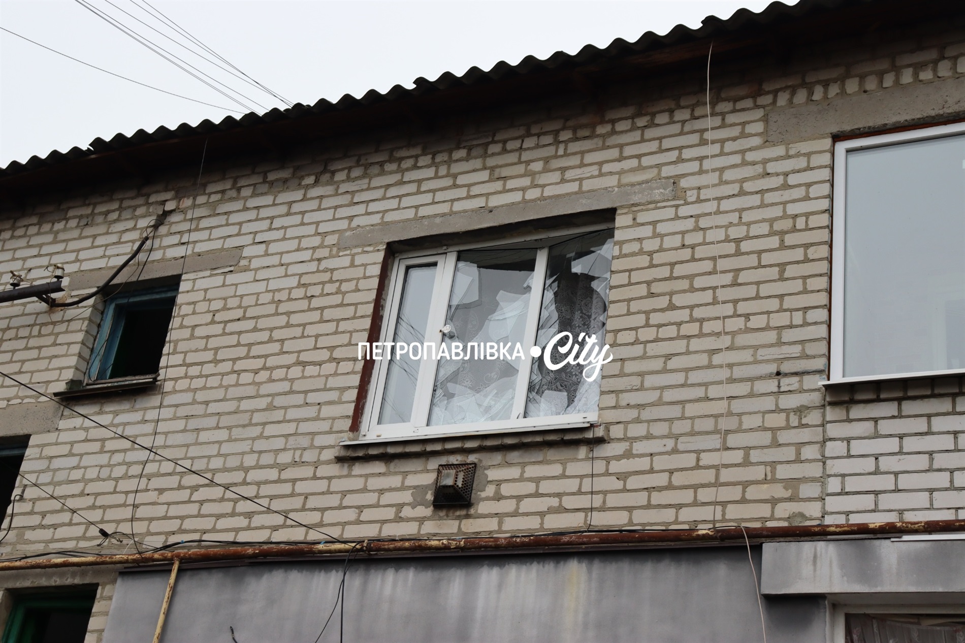 Нічна атака на Петропавлівку: ворожий безпілотник вдарив по житлових будинках (ВІДЕО)