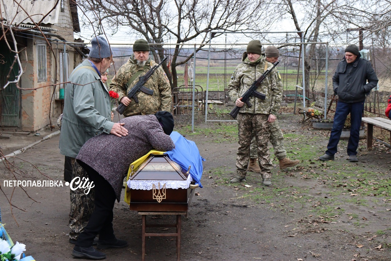 На щиті додому… Село Троїцьке провело в останню путь захисника Сергія Овечка (ВІДЕО)