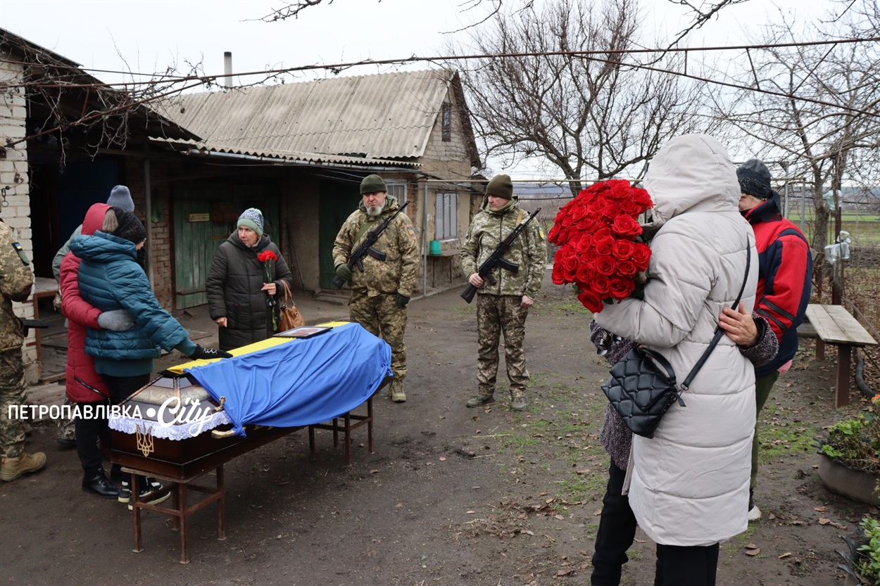На щиті додому… Село Троїцьке провело в останню путь захисника Сергія Овечка (ВІДЕО)