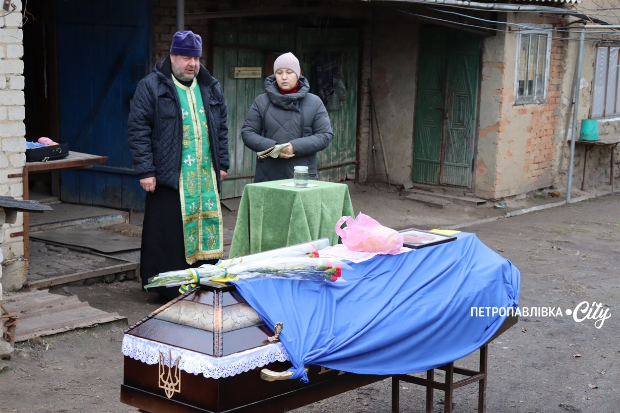 На щиті додому… Село Троїцьке провело в останню путь захисника Сергія Овечка (ВІДЕО)