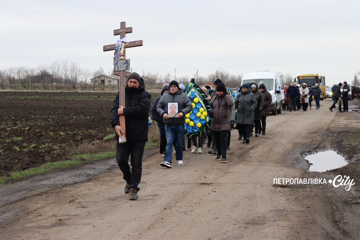 На щиті додому… Село Троїцьке провело в останню путь захисника Сергія Овечка (ВІДЕО)