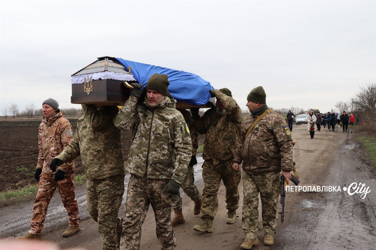 На щиті додому… Село Троїцьке провело в останню путь захисника Сергія Овечка (ВІДЕО)