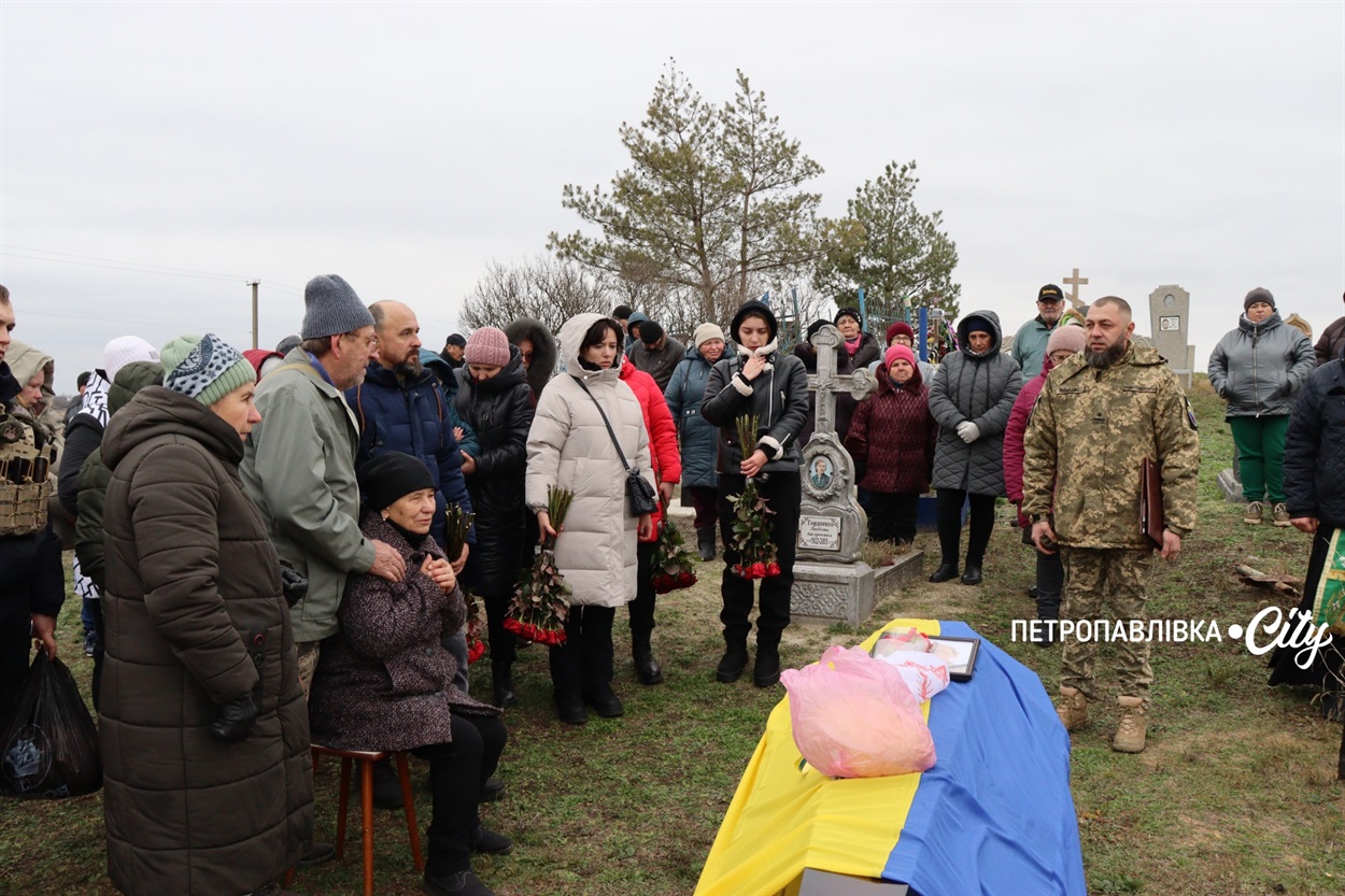 На щиті додому… Село Троїцьке провело в останню путь захисника Сергія Овечка (ВІДЕО)