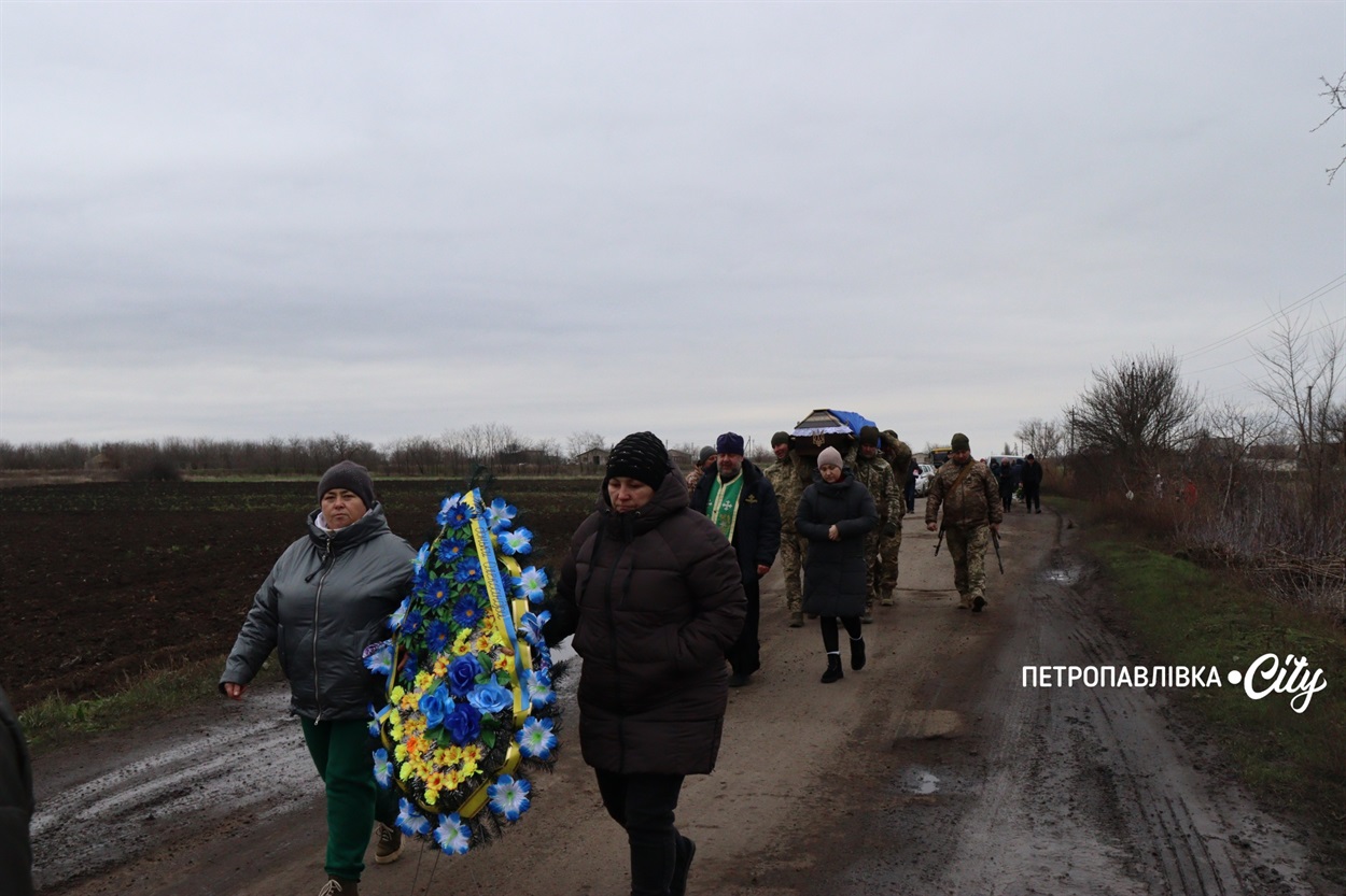 На щиті додому… Село Троїцьке провело в останню путь захисника Сергія Овечка (ВІДЕО)