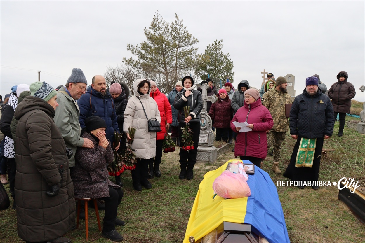 На щиті додому… Село Троїцьке провело в останню путь захисника Сергія Овечка (ВІДЕО)