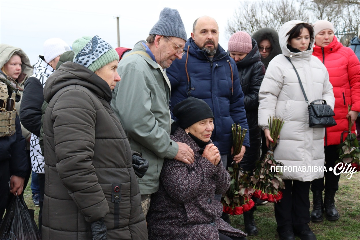 На щиті додому… Село Троїцьке провело в останню путь захисника Сергія Овечка (ВІДЕО)
