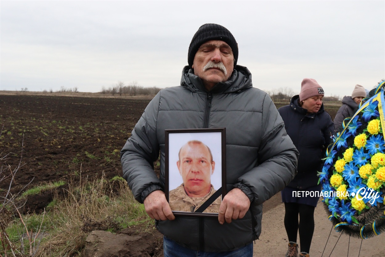На щиті додому… Село Троїцьке провело в останню путь захисника Сергія Овечка (ВІДЕО)