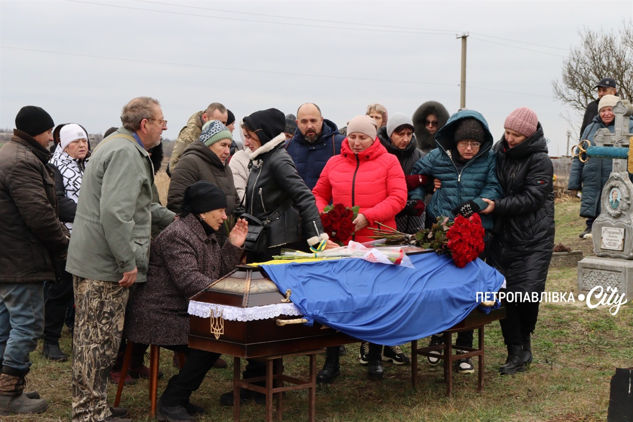На щиті додому… Село Троїцьке провело в останню путь захисника Сергія Овечка (ВІДЕО)