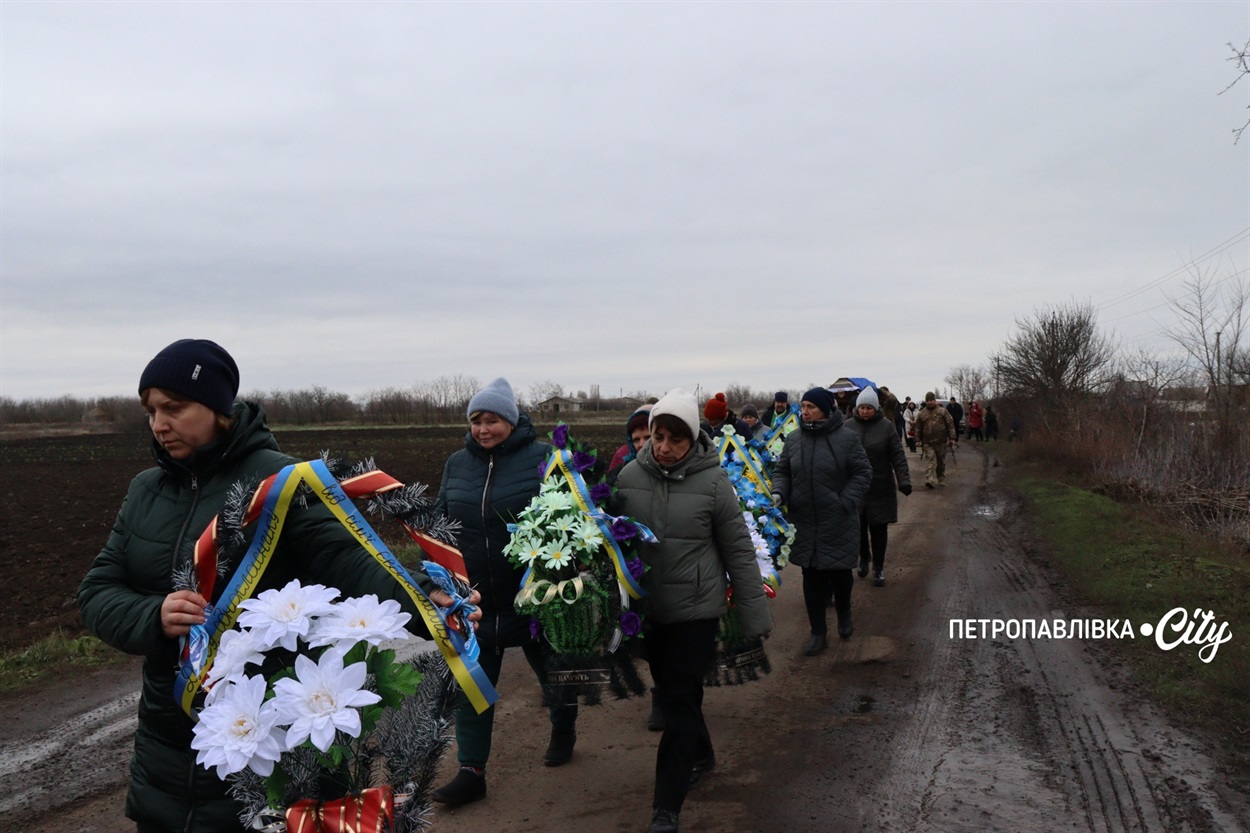 На щиті додому… Село Троїцьке провело в останню путь захисника Сергія Овечка (ВІДЕО)