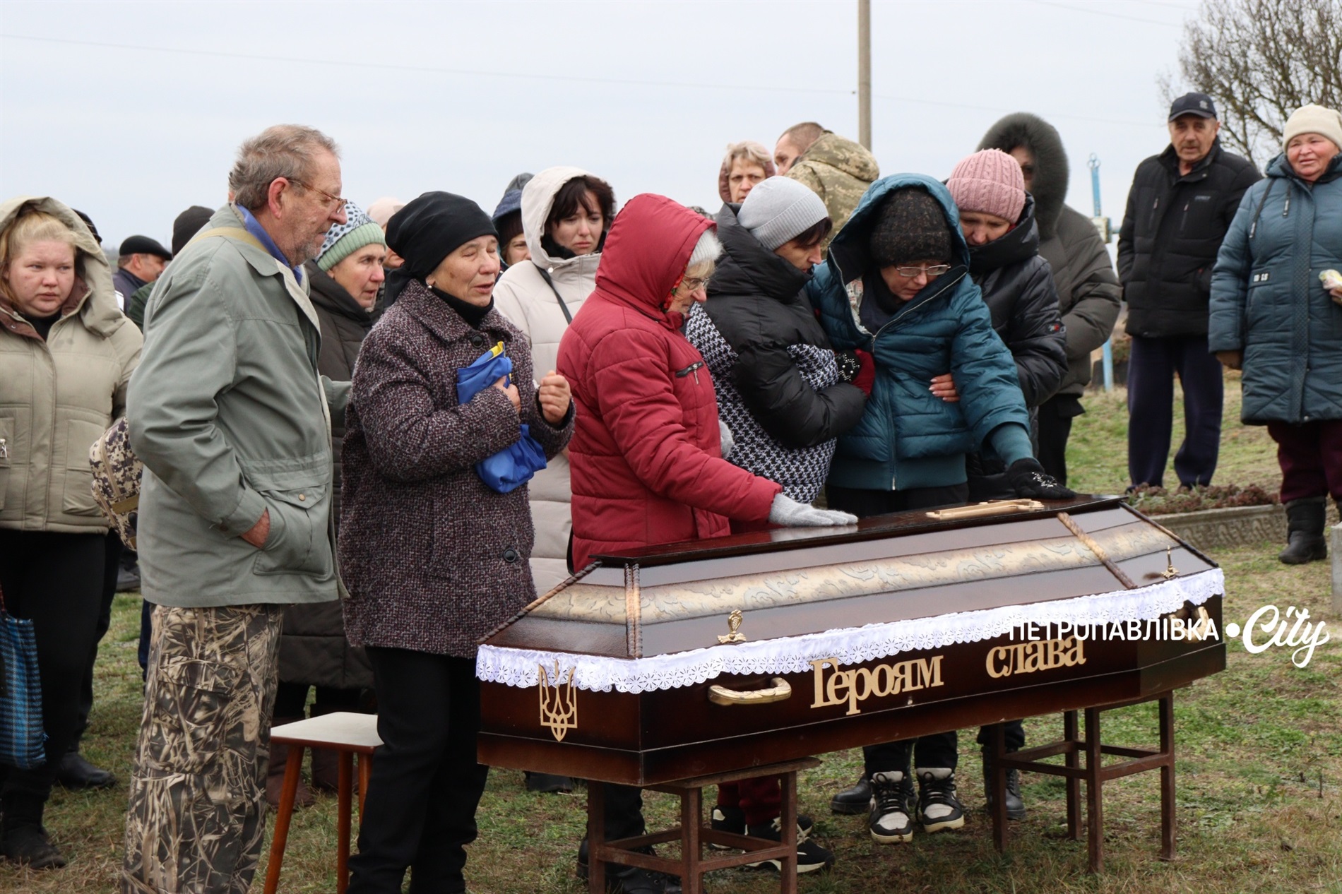 На щиті додому… Село Троїцьке провело в останню путь захисника Сергія Овечка (ВІДЕО)