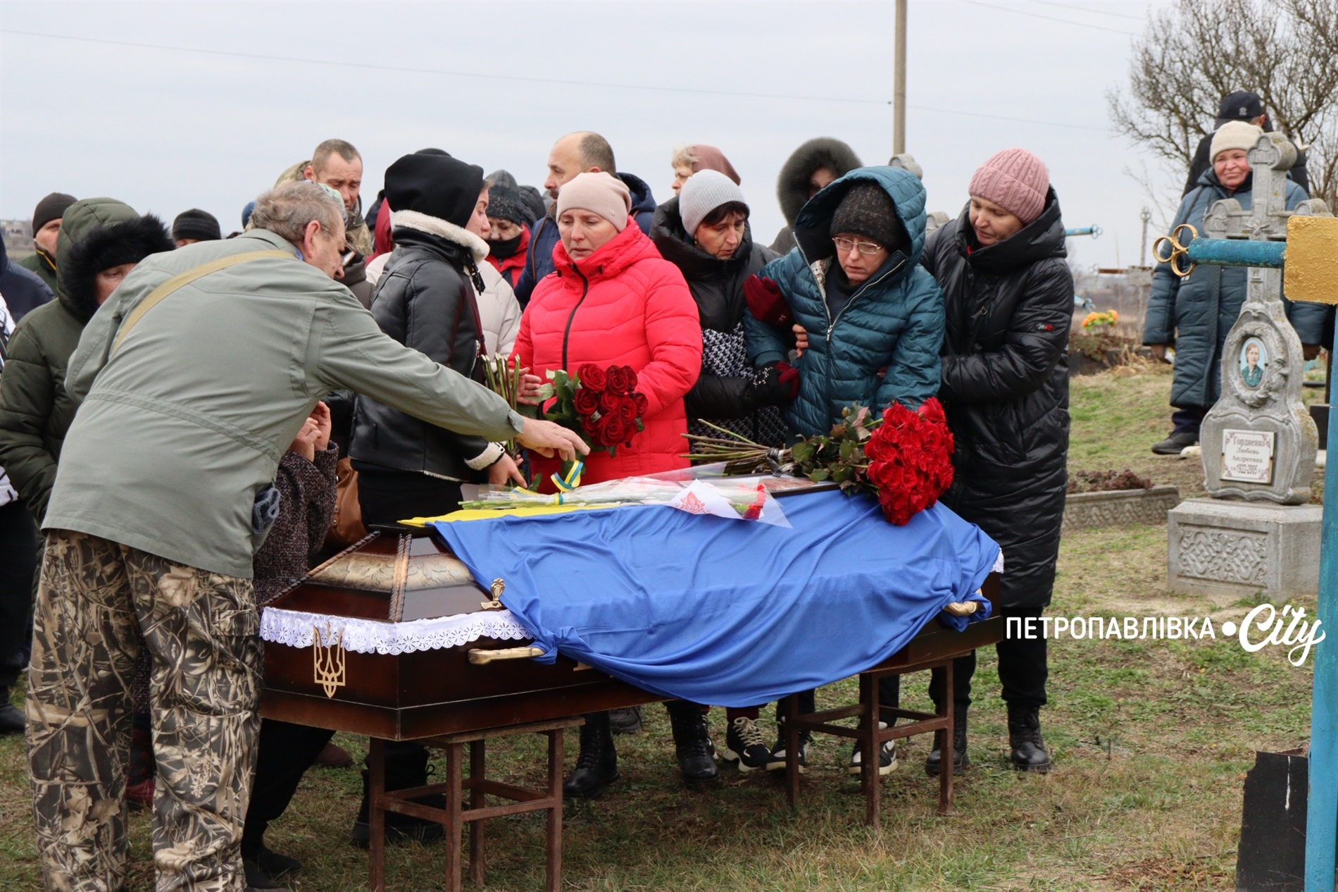 На щиті додому… Село Троїцьке провело в останню путь захисника Сергія Овечка (ВІДЕО)