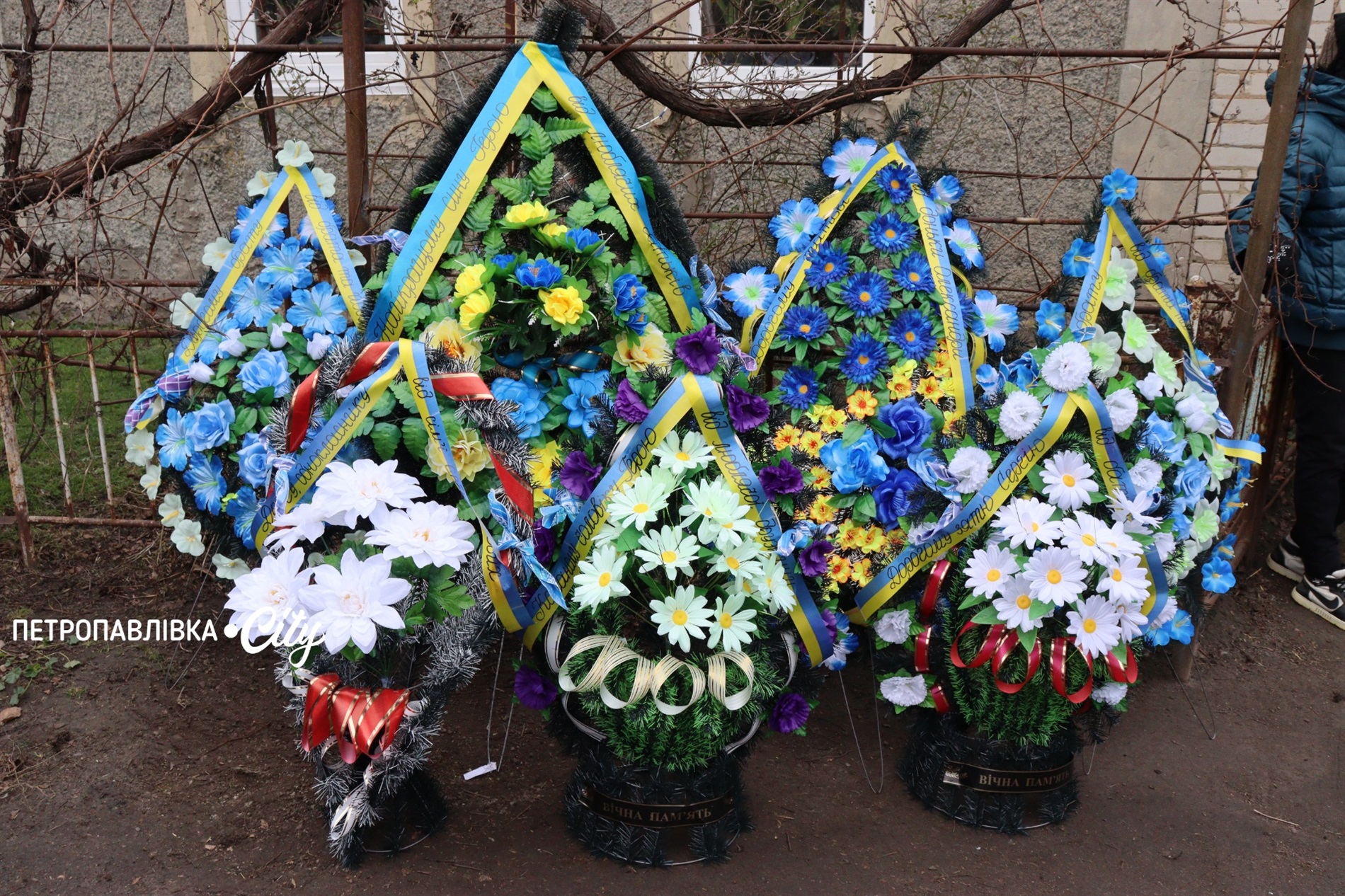 На щиті додому… Село Троїцьке провело в останню путь захисника Сергія Овечка (ВІДЕО)