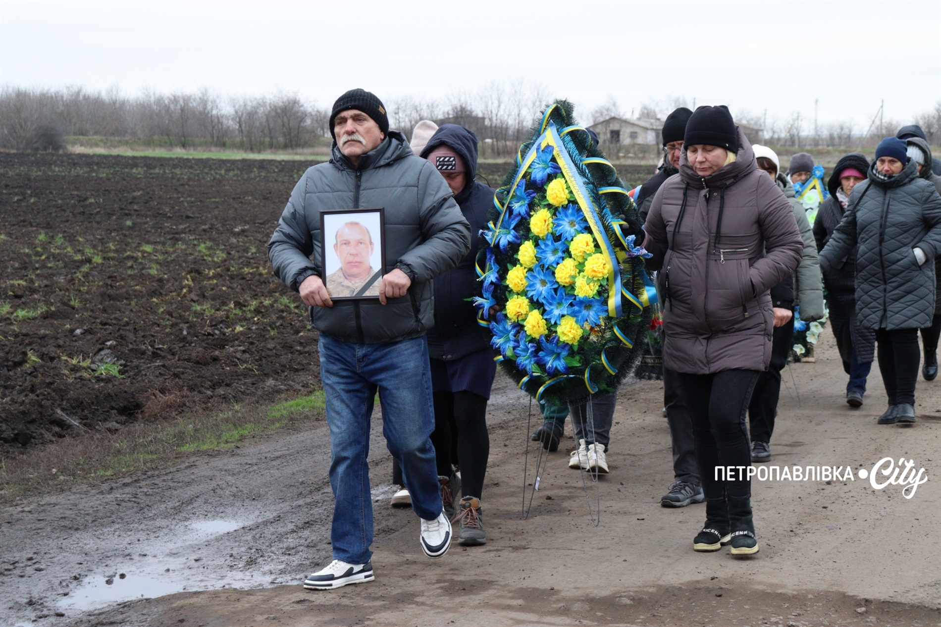 На щиті додому… Село Троїцьке провело в останню путь захисника Сергія Овечка (ВІДЕО)