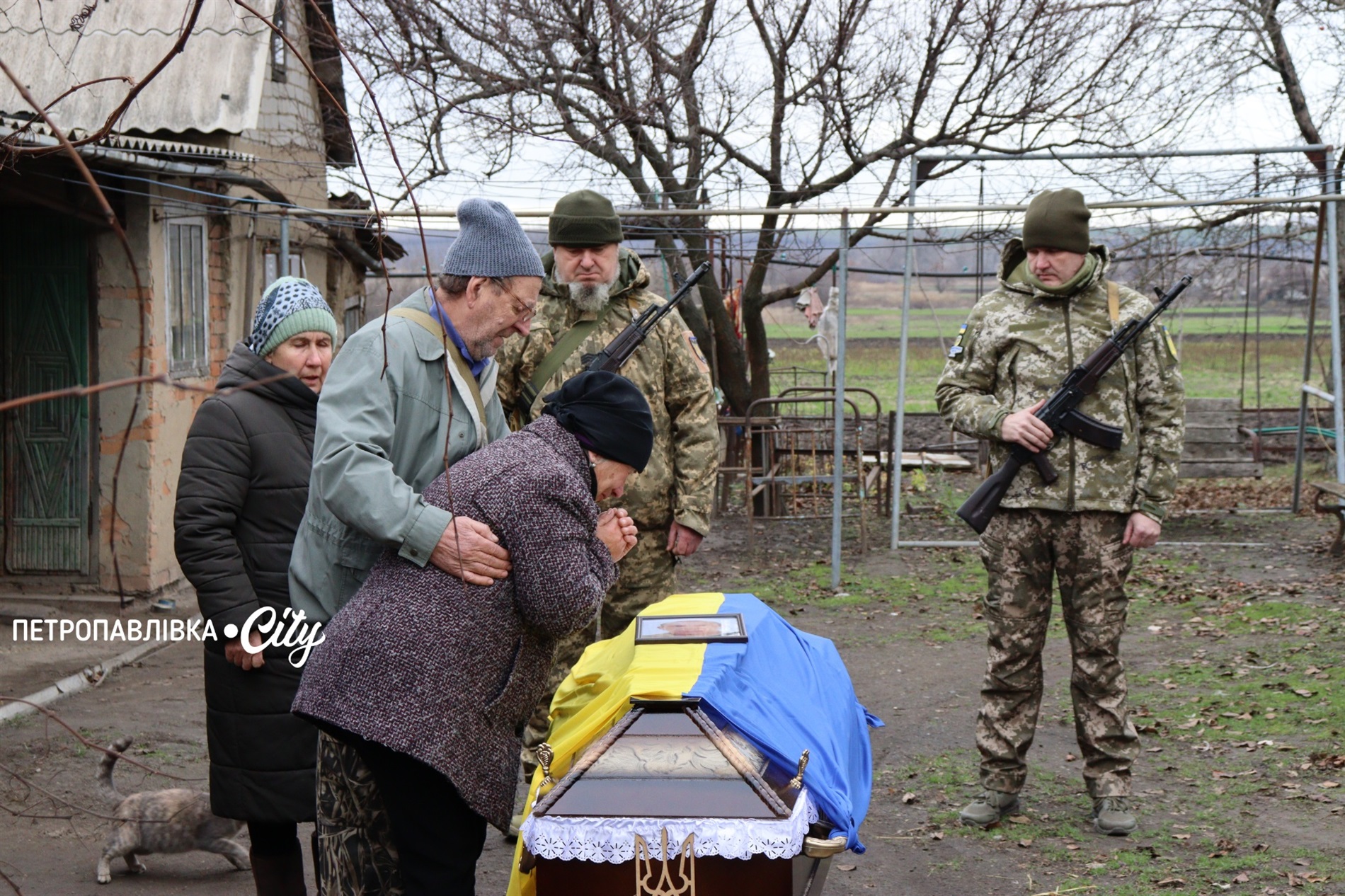 На щиті додому… Село Троїцьке провело в останню путь захисника Сергія Овечка (ВІДЕО)