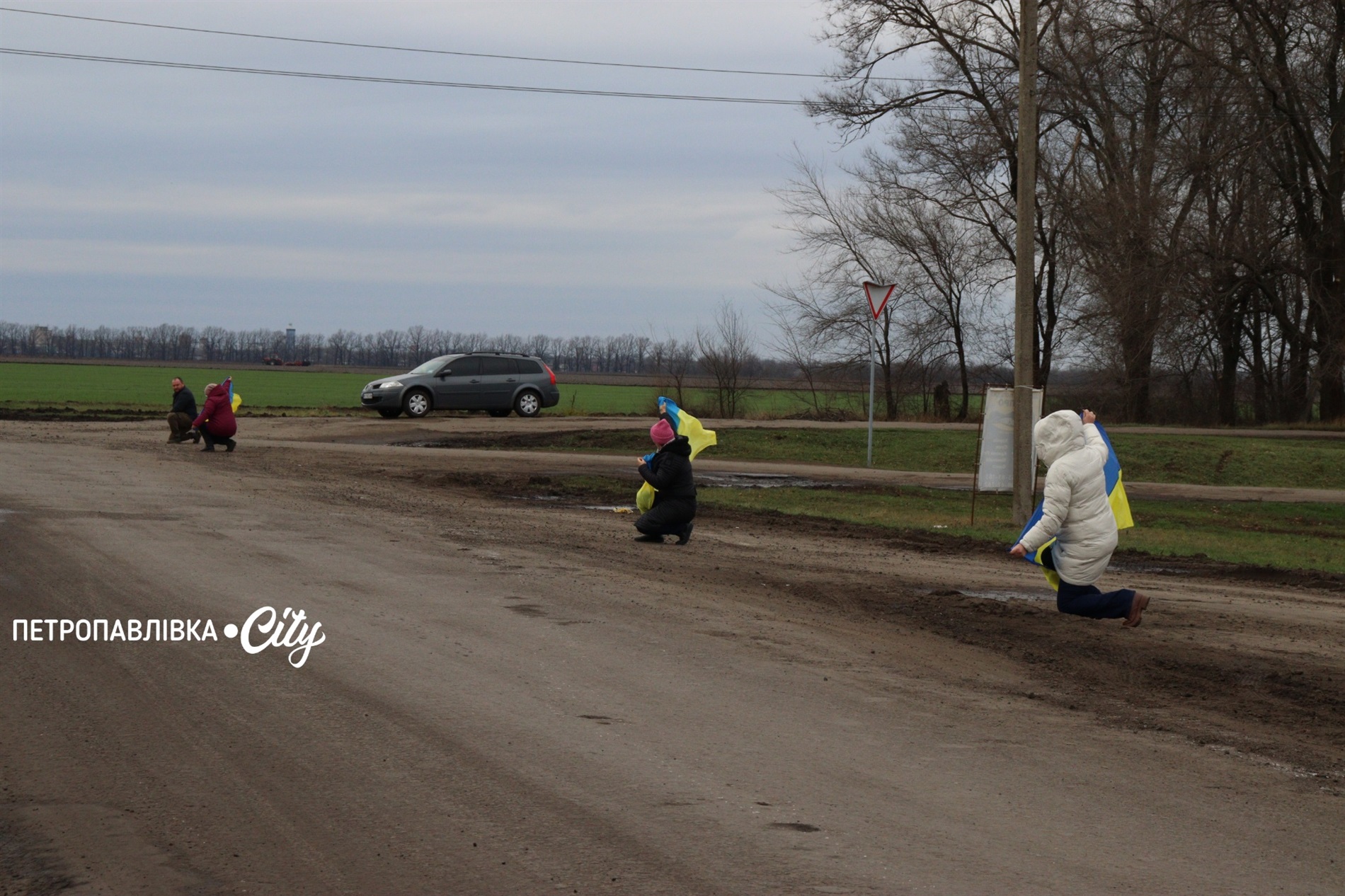 На щиті додому… Село Троїцьке провело в останню путь захисника Сергія Овечка (ВІДЕО)