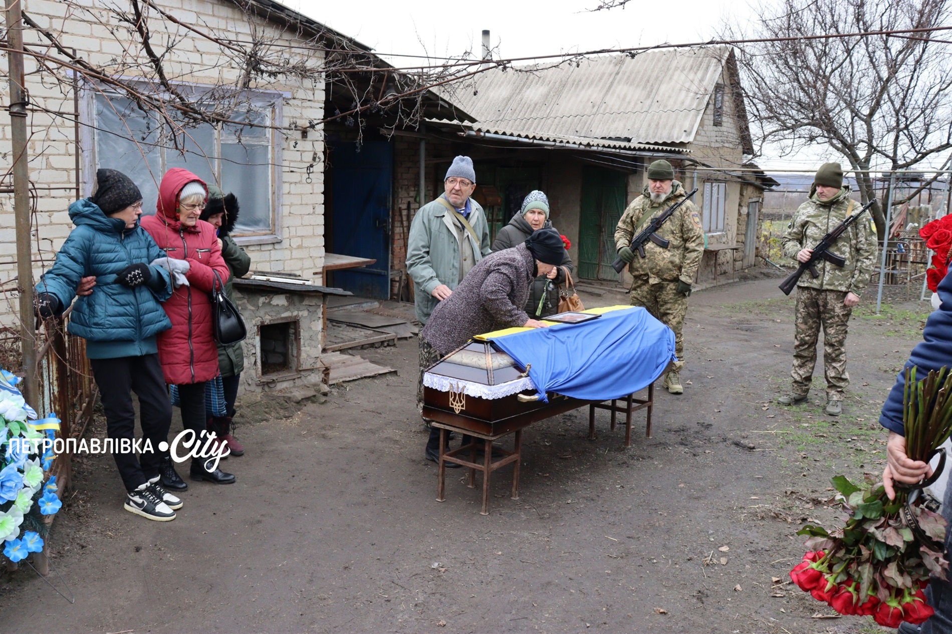 На щиті додому… Село Троїцьке провело в останню путь захисника Сергія Овечка (ВІДЕО)