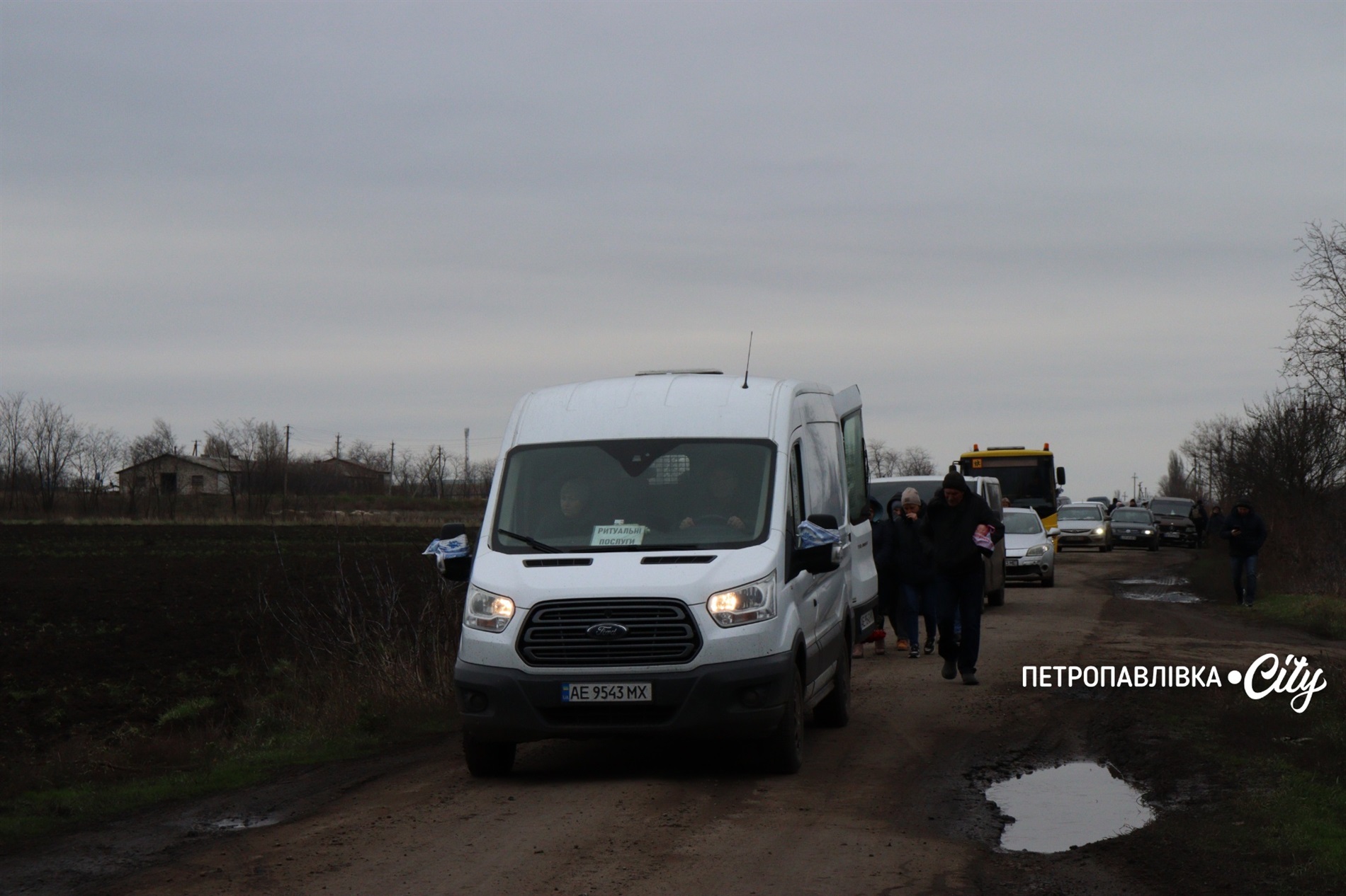 На щиті додому… Село Троїцьке провело в останню путь захисника Сергія Овечка (ВІДЕО)