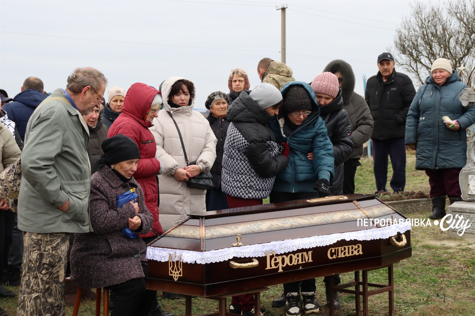 На щиті додому… Село Троїцьке провело в останню путь захисника Сергія Овечка (ВІДЕО)