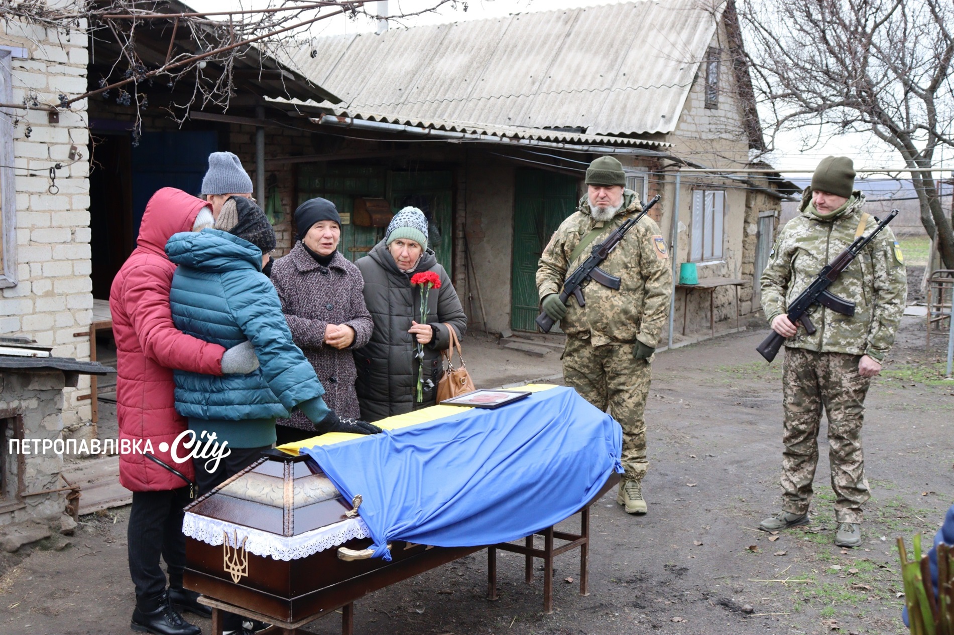 На щиті додому… Село Троїцьке провело в останню путь захисника Сергія Овечка (ВІДЕО)