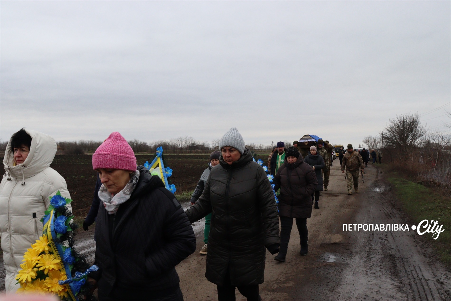 На щиті додому… Село Троїцьке провело в останню путь захисника Сергія Овечка (ВІДЕО)