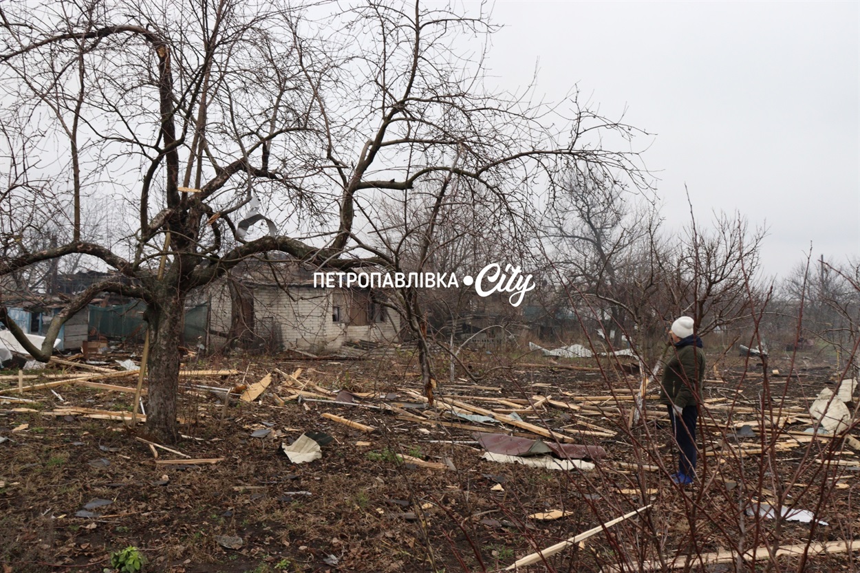 Шахед повернувся на світанку: у Петропавлівці розбиті будинки місцевих жителів (ВІДЕО)