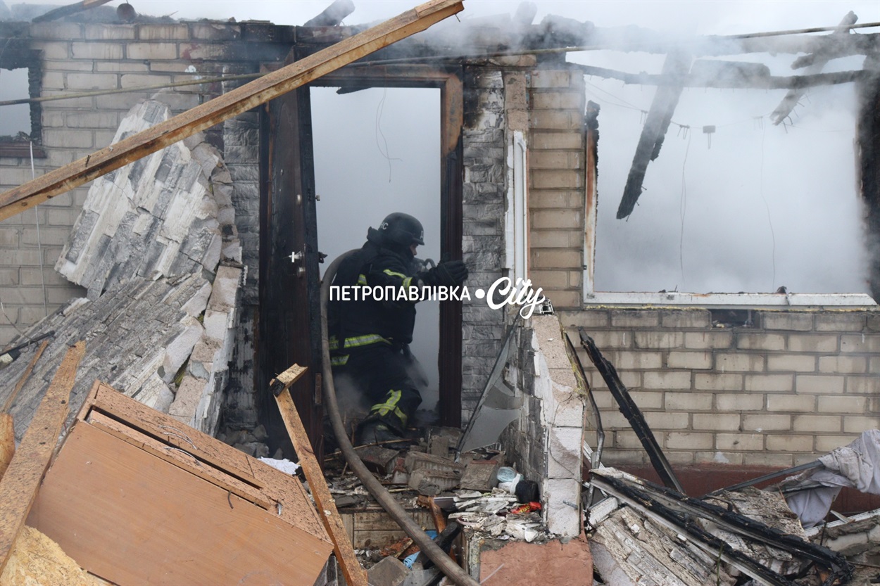 Шахед повернувся на світанку: у Петропавлівці розбиті будинки місцевих жителів (ВІДЕО)