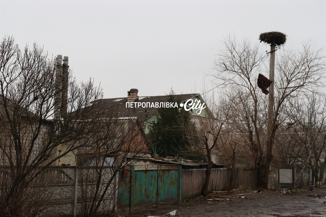 Шахед повернувся на світанку: у Петропавлівці розбиті будинки місцевих жителів (ВІДЕО)