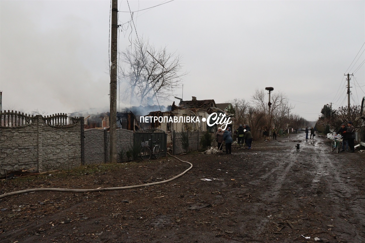 Шахед повернувся на світанку: у Петропавлівці розбиті будинки місцевих жителів (ВІДЕО)