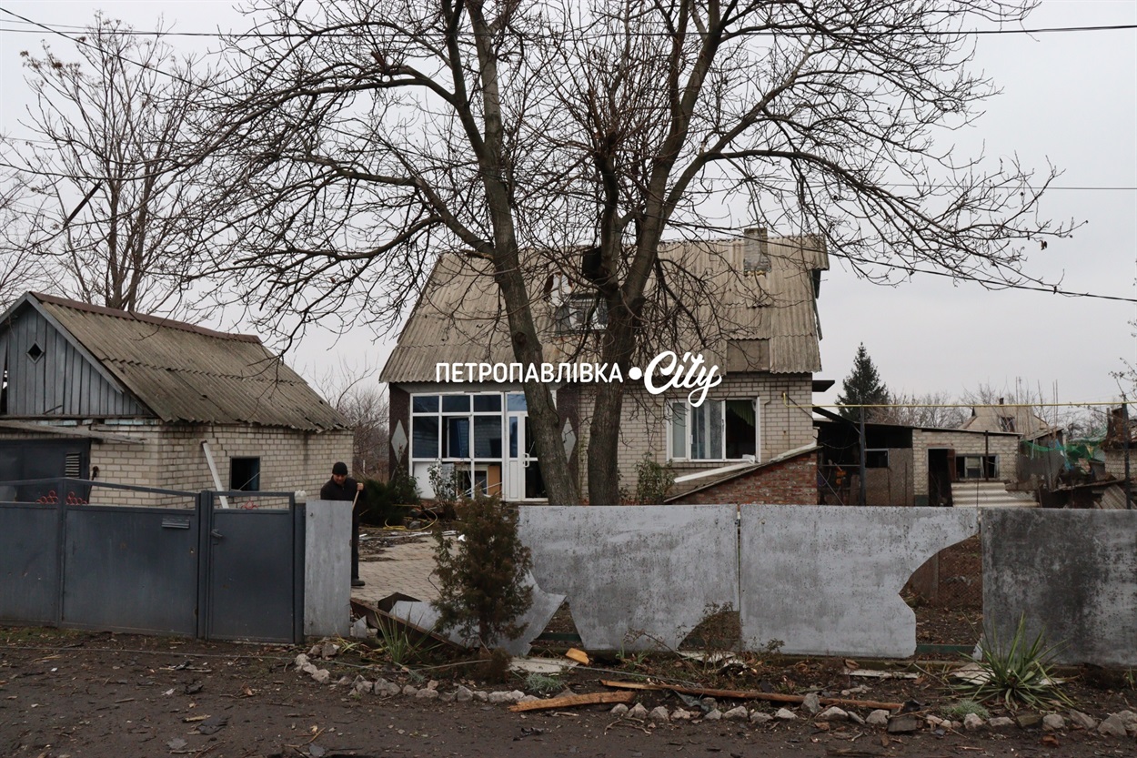 Шахед повернувся на світанку: у Петропавлівці розбиті будинки місцевих жителів (ВІДЕО)