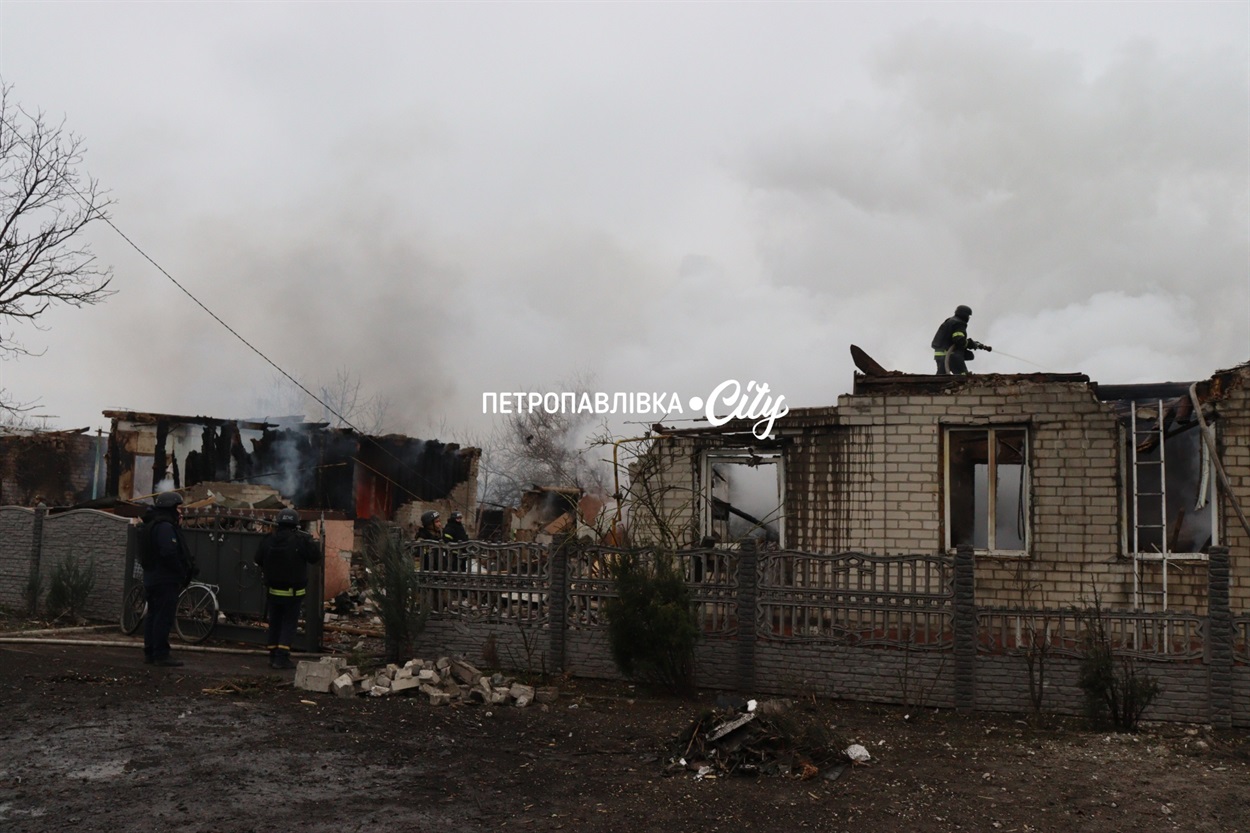 Шахед повернувся на світанку: у Петропавлівці розбиті будинки місцевих жителів (ВІДЕО)