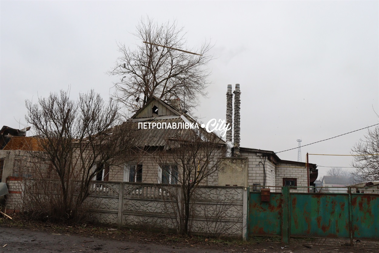 Шахед повернувся на світанку: у Петропавлівці розбиті будинки місцевих жителів (ВІДЕО)