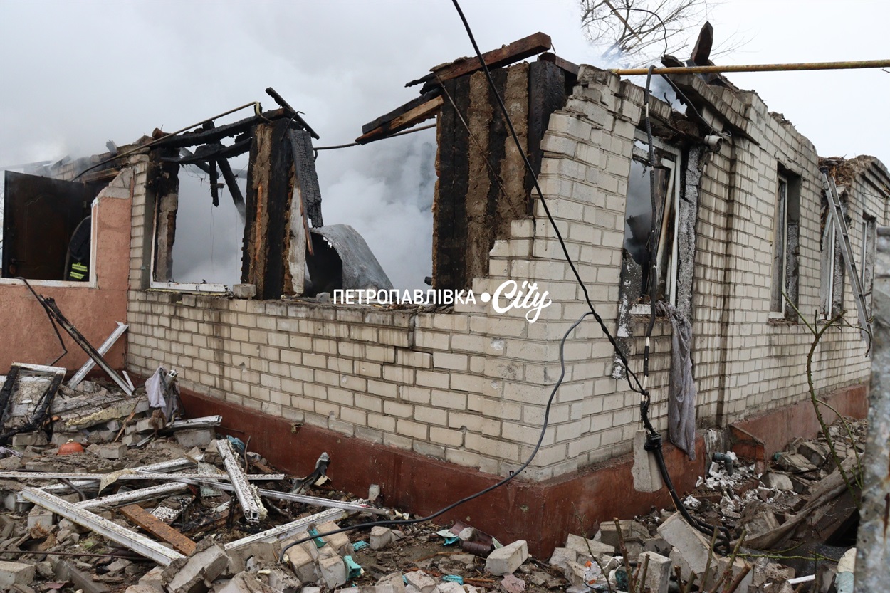 Шахед повернувся на світанку: у Петропавлівці розбиті будинки місцевих жителів (ВІДЕО)