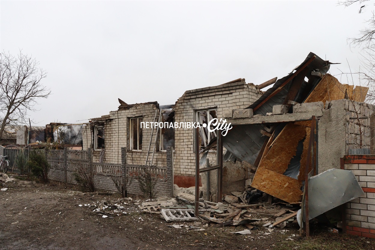 Шахед повернувся на світанку: у Петропавлівці розбиті будинки місцевих жителів (ВІДЕО)