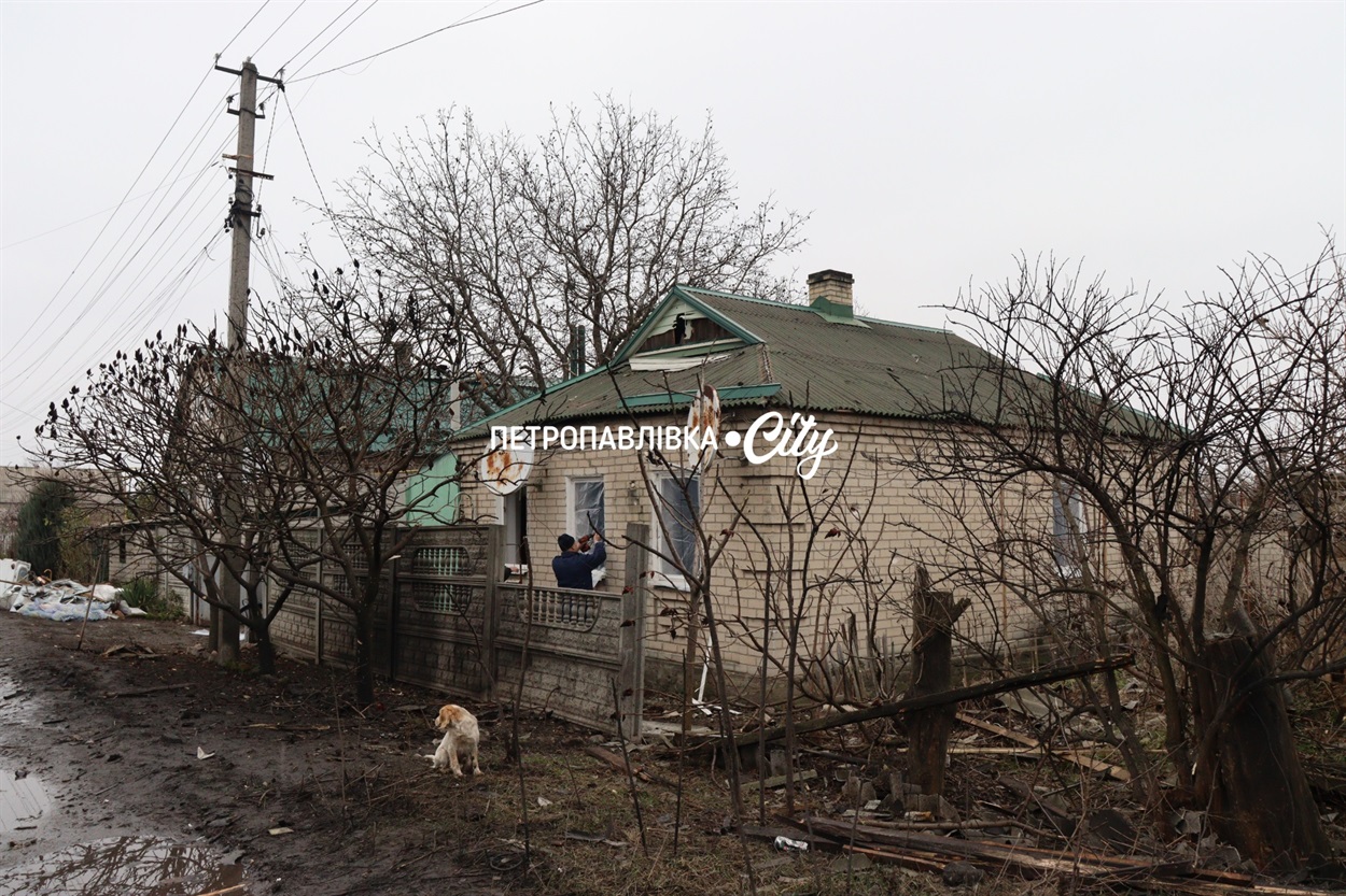 Шахед повернувся на світанку: у Петропавлівці розбиті будинки місцевих жителів (ВІДЕО)