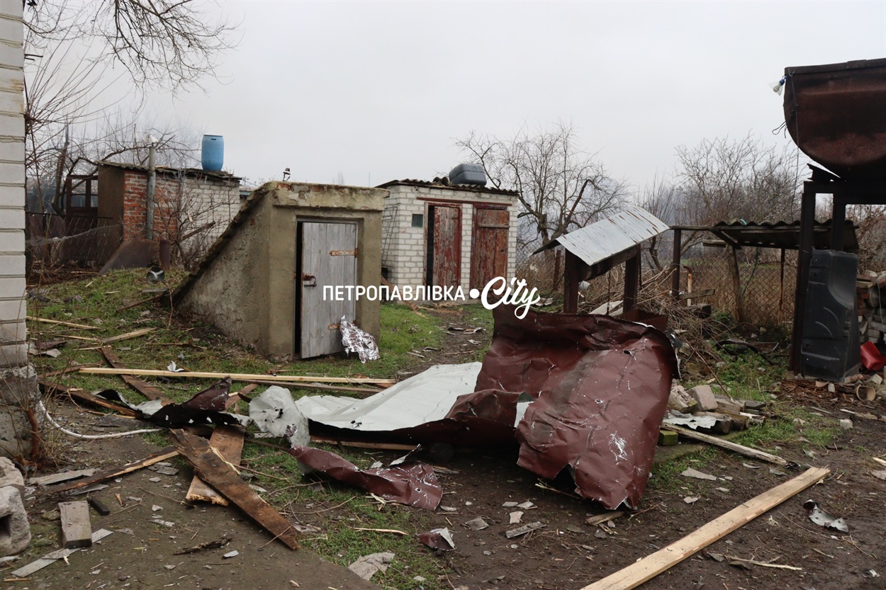 Шахед повернувся на світанку: у Петропавлівці розбиті будинки місцевих жителів (ВІДЕО)