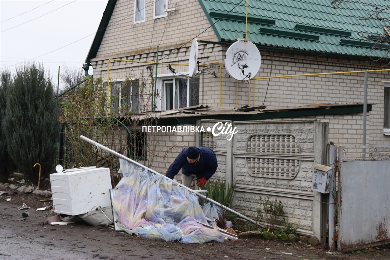 Шахед повернувся на світанку: у Петропавлівці розбиті будинки місцевих жителів (ВІДЕО)