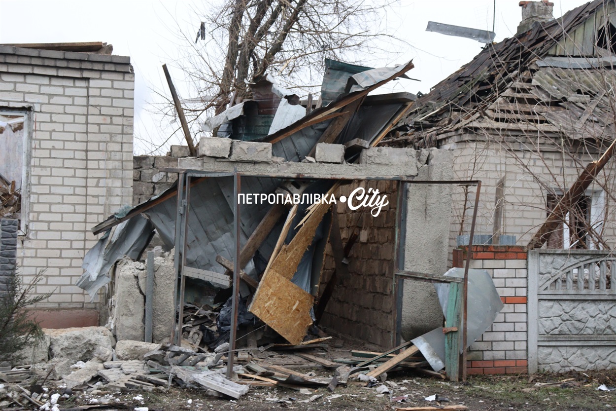 Шахед повернувся на світанку: у Петропавлівці розбиті будинки місцевих жителів (ВІДЕО)