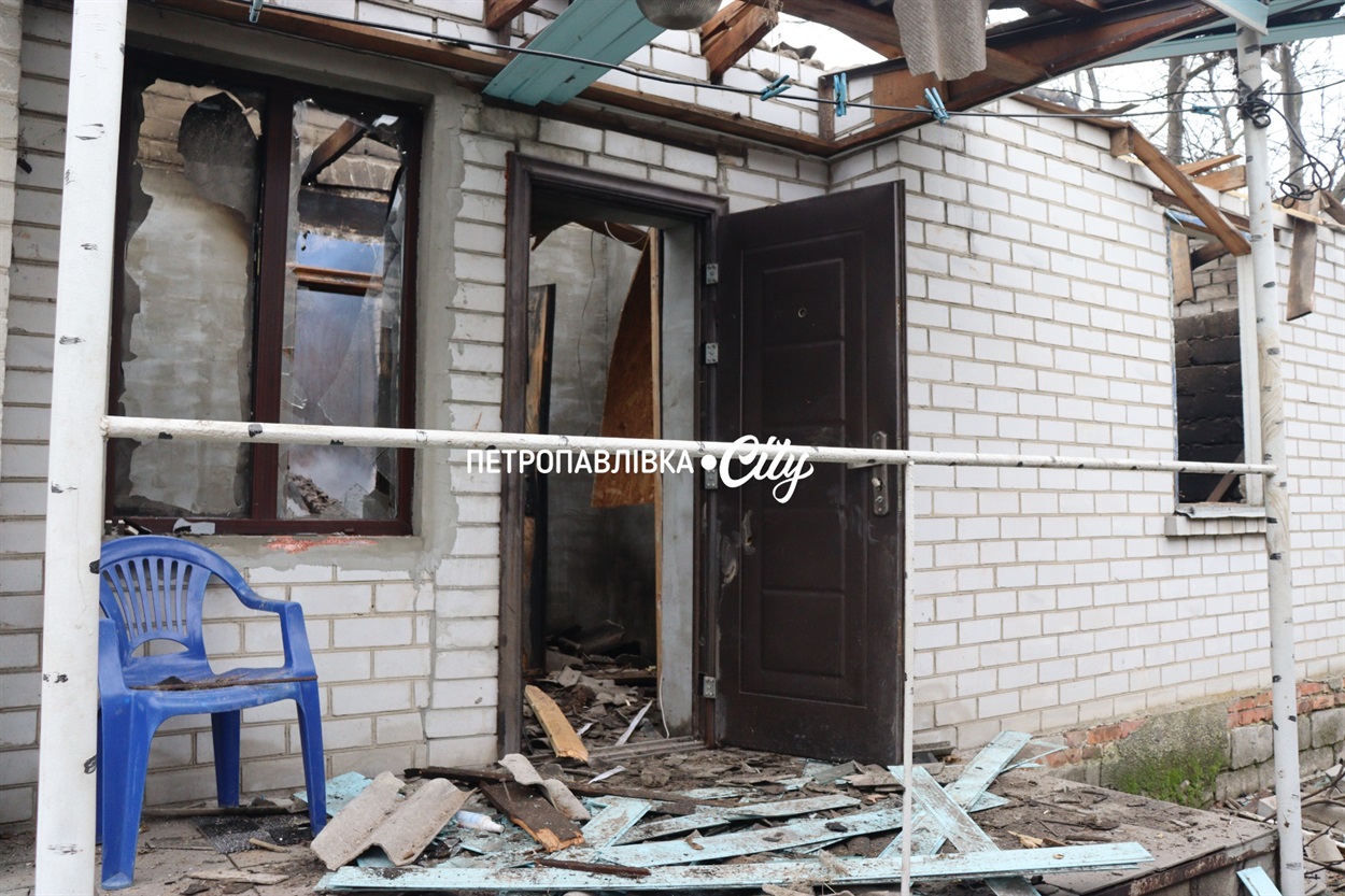 Шахед повернувся на світанку: у Петропавлівці розбиті будинки місцевих жителів (ВІДЕО)