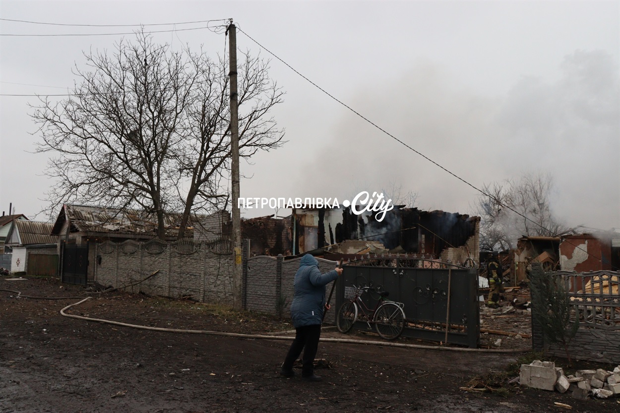 Шахед повернувся на світанку: у Петропавлівці розбиті будинки місцевих жителів (ВІДЕО)