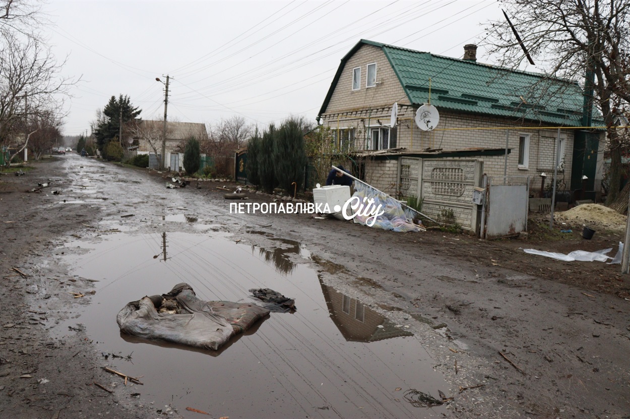 Шахед повернувся на світанку: у Петропавлівці розбиті будинки місцевих жителів (ВІДЕО)