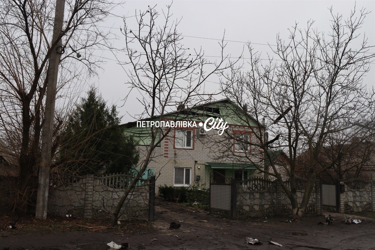 Шахед повернувся на світанку: у Петропавлівці розбиті будинки місцевих жителів (ВІДЕО)