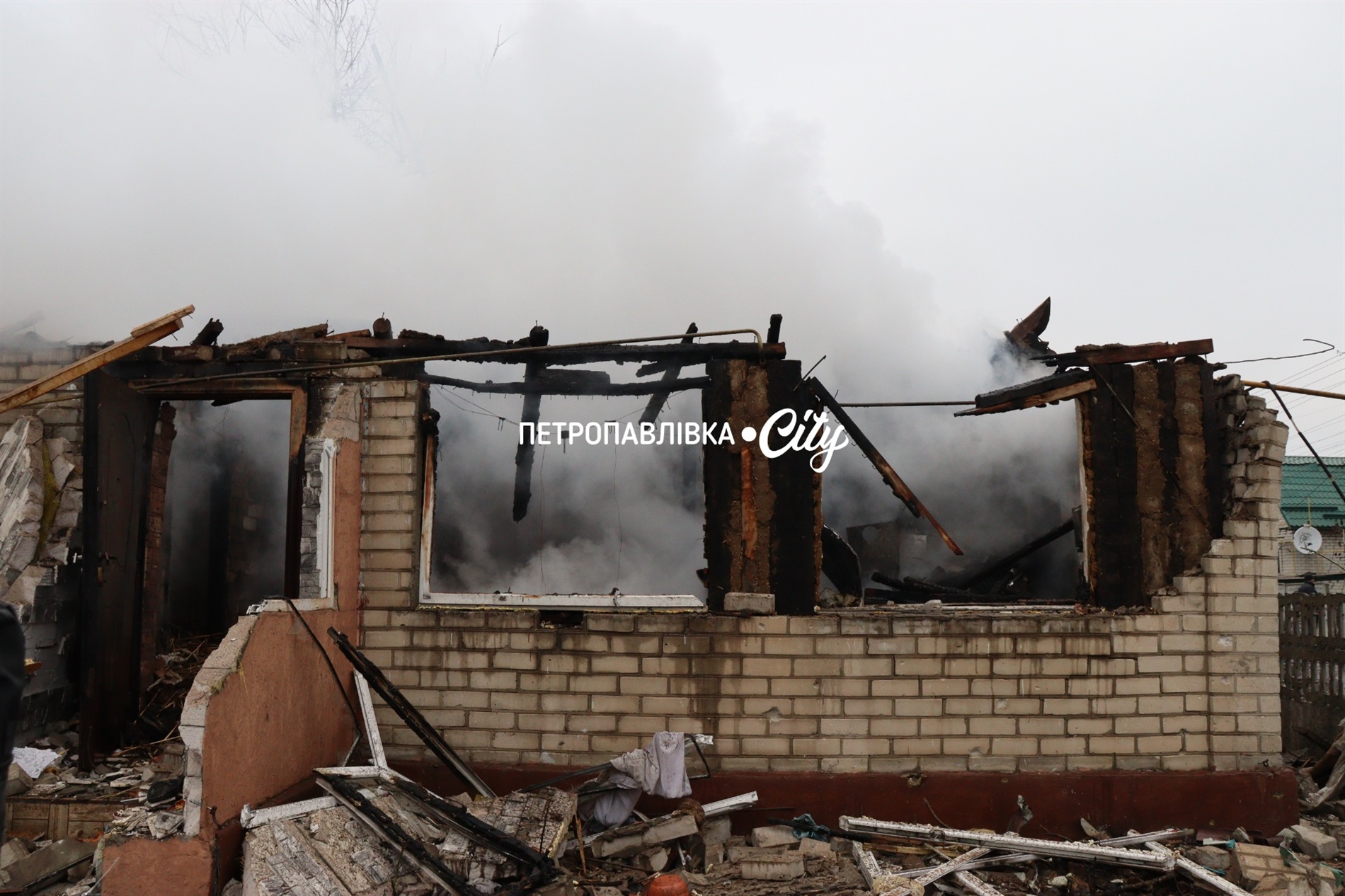 Шахед повернувся на світанку: у Петропавлівці розбиті будинки місцевих жителів (ВІДЕО)