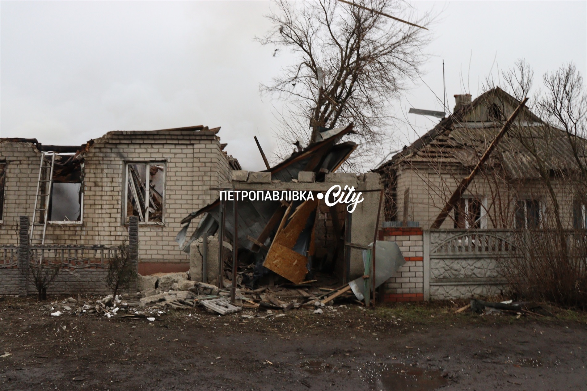 Шахед повернувся на світанку: у Петропавлівці розбиті будинки місцевих жителів (ВІДЕО)